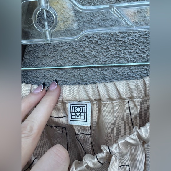 Toteme Monogram Pull-On Silk Shorts Ivory - Picture 4 of 8